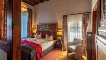 Habitación doble Deluxe, hidromasaje | Decoración personalizada, muebles diferentes y escritorio