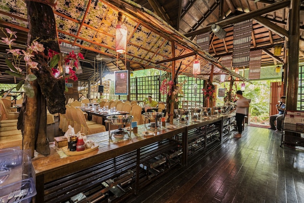 2 restaurants; breakfast, lunch, and dinner served