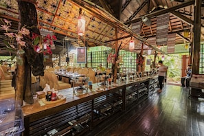 2 restaurants; breakfast, lunch and dinner served 