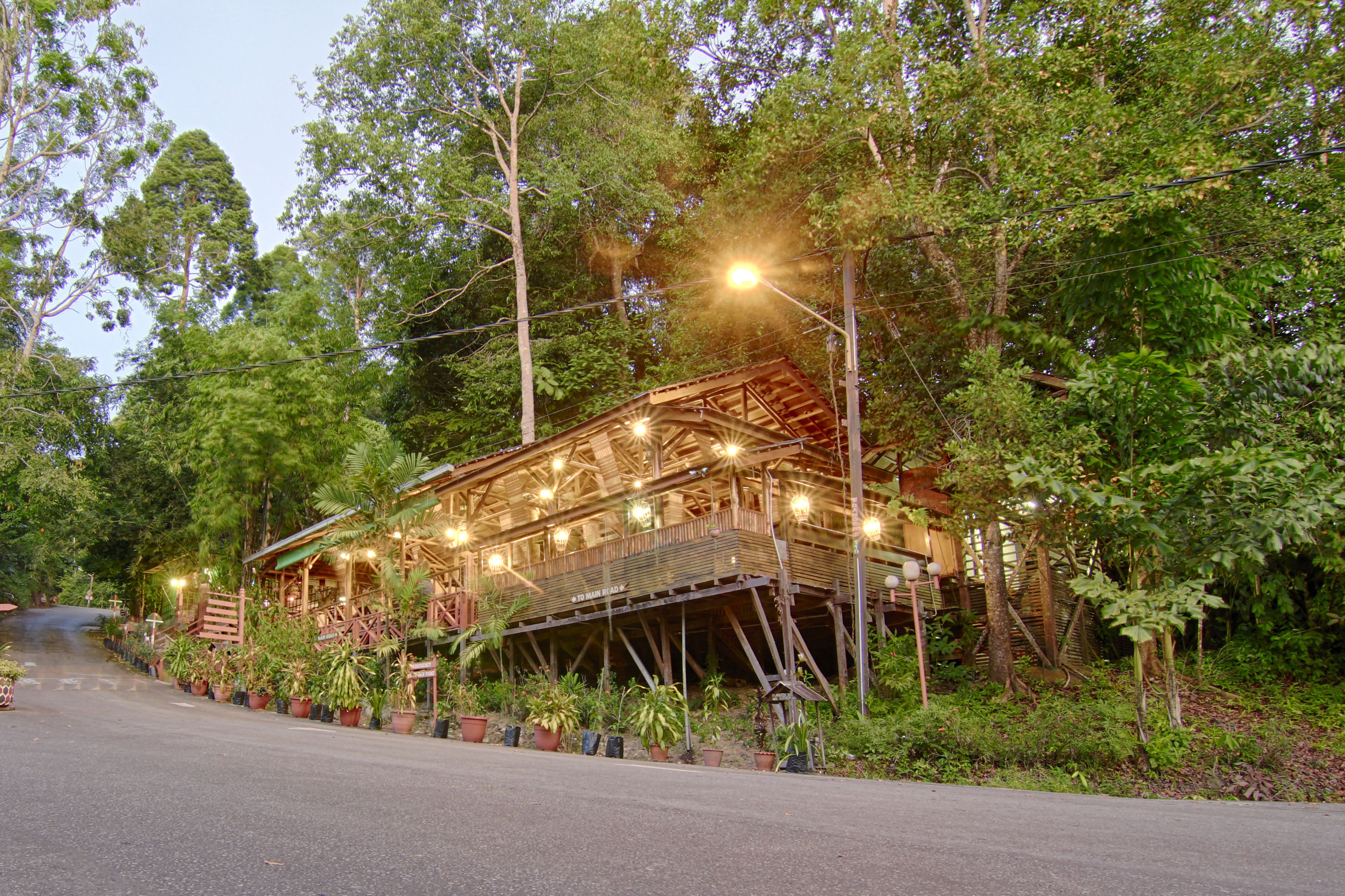 2 restaurants, serveren ontbijt