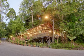 2 restaurants, breakfast served - Borneo Tropical Rainforest Resort (Miri)