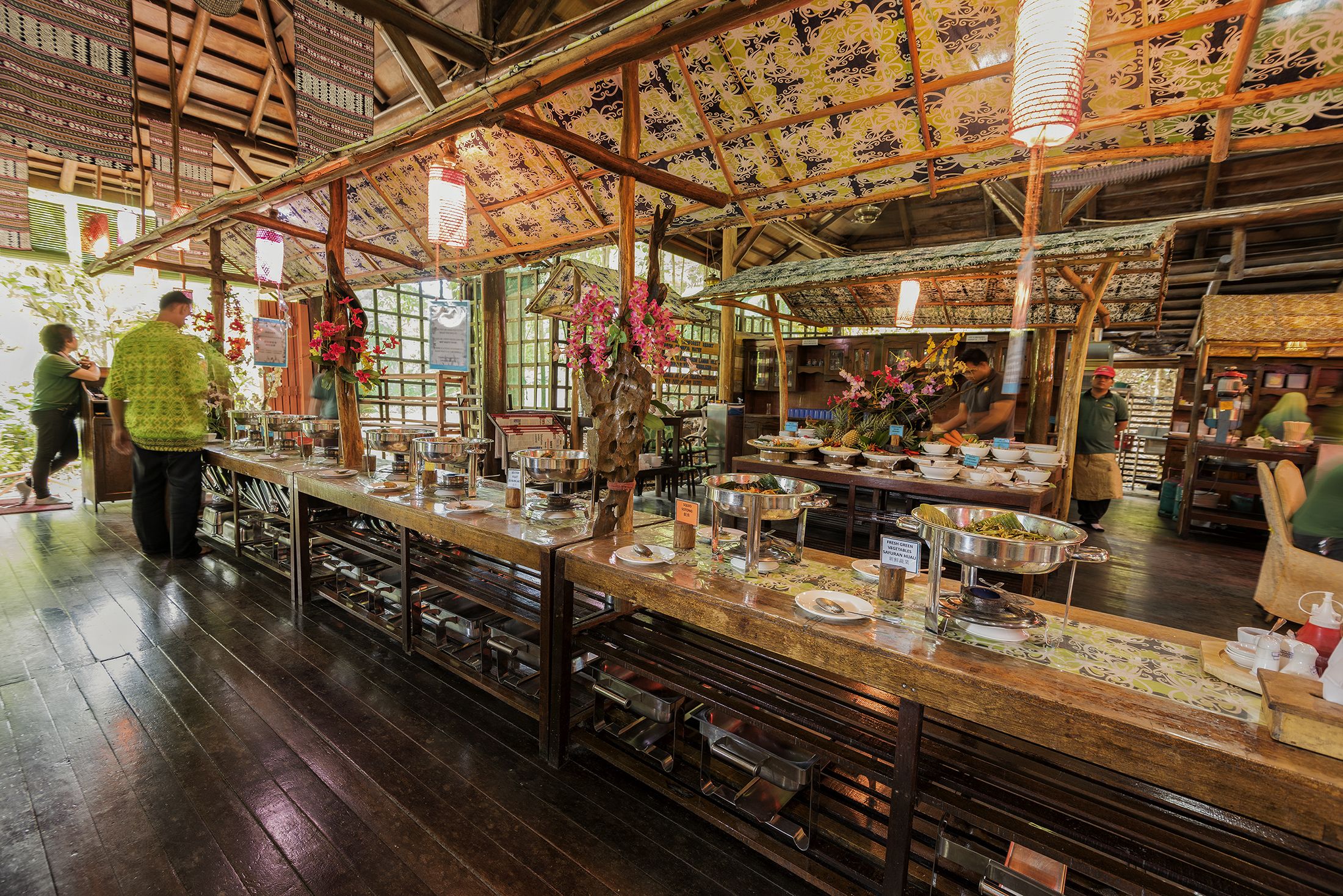 2 restaurants, serveren ontbijt