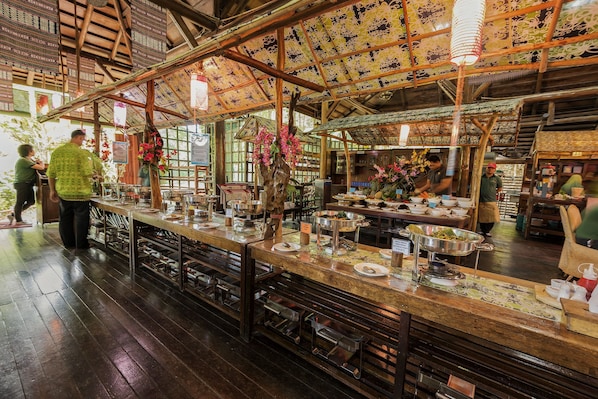 2 restaurants; breakfast, lunch and dinner served 