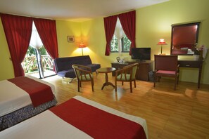 Standard Triple Room | 1 phòng ngủ, minibar, bàn, bộ trải giường 