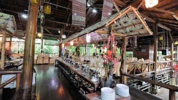 2 restaurants, breakfast served