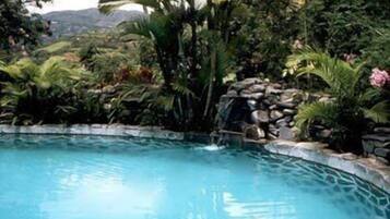 Kolam renang terbuka