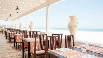 3 restaurants; breakfast, lunch and dinner served