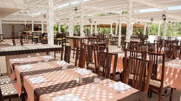 3 restaurants, breakfast served