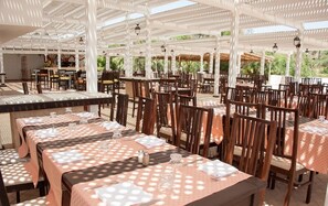 3 restaurants, breakfast served