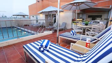 Piscine extérieure, parasols de plage, maîtres-nageurs sur place