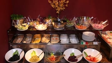 每日供應歐陸早餐 (每人 AED49)
