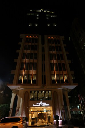 Fachada de la propiedad por la tarde o noche