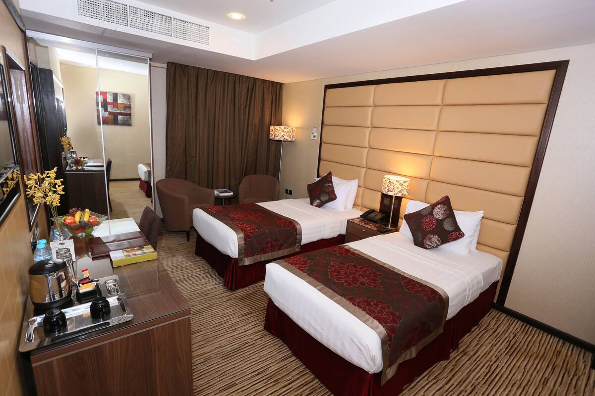 Deluxe Twin Room | Minibar, in-room safe, desk, soundproofing