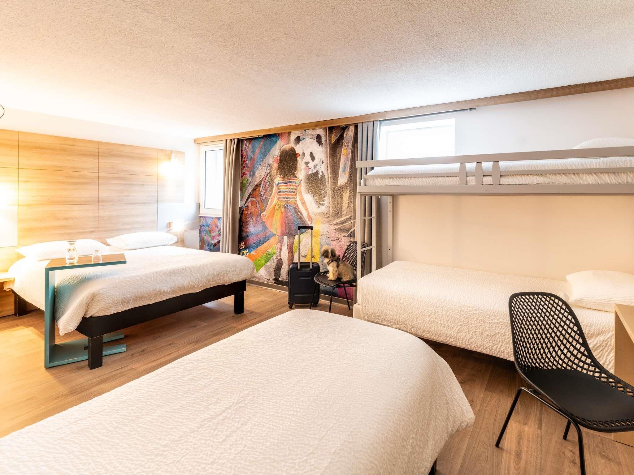 Habitación familiar, varias camas | Ropa de cama de alta calidad, escritorio, cortinas opacas