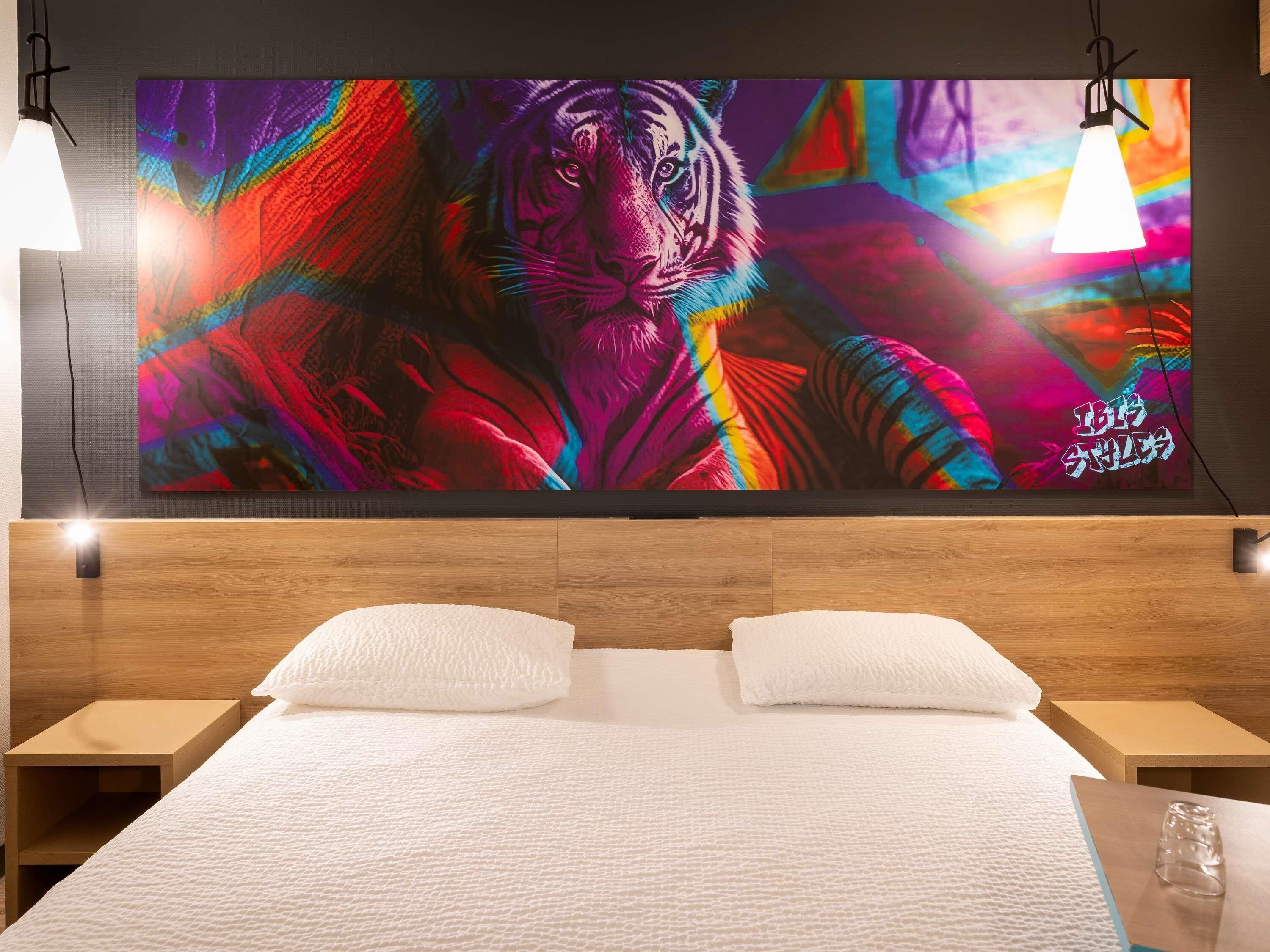 高档床上用品、办公桌、遮光窗帘、隔音