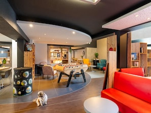 Bar (trong khuôn viên)