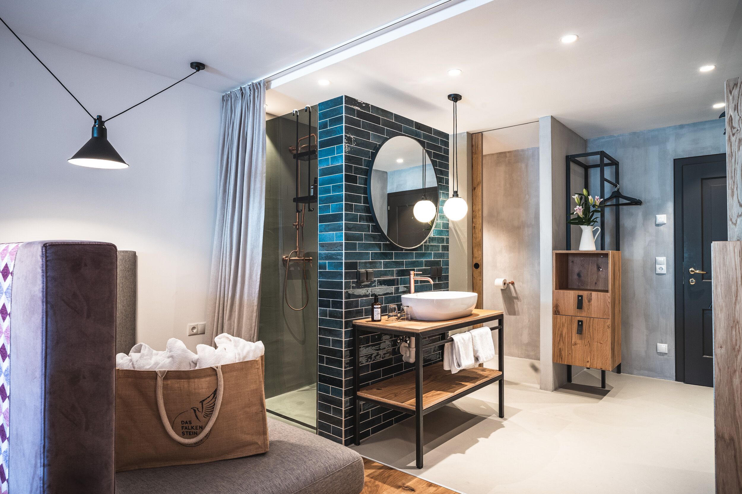 deluxe studio | bathroom shower