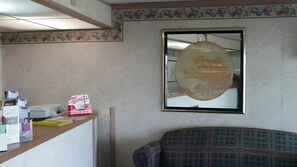 Lobby sitting area - America's Value Inn Mexico (Mexico)