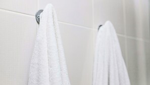 Two double beds non smoking  | Bathroom | Combined shower/tub, hair dryer, towels - America's Value Inn Mexico (Mexico)