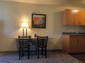 Studio, 2 Queen Beds, Kitchen | Living room