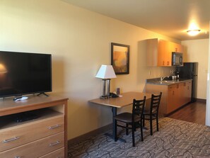 Studio, 1 Queen Bed, Kitchen | Living area