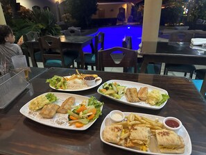 아침 식사, 점심 식사, 저녁 식사 제공, 현지 및 세계 요리, 수영장 전망