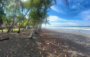 Beach nearby, black sand, beach shuttle, sun loungers - Las Brisas Resort and Villas (Jacó)