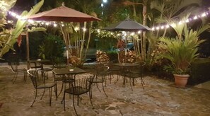Serviço de café da manhã, local e internacional, vistas para a piscina 