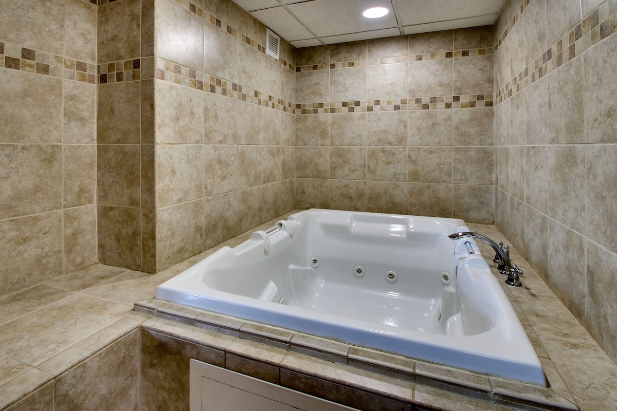 suite, jetted tub | jetted bathtub
