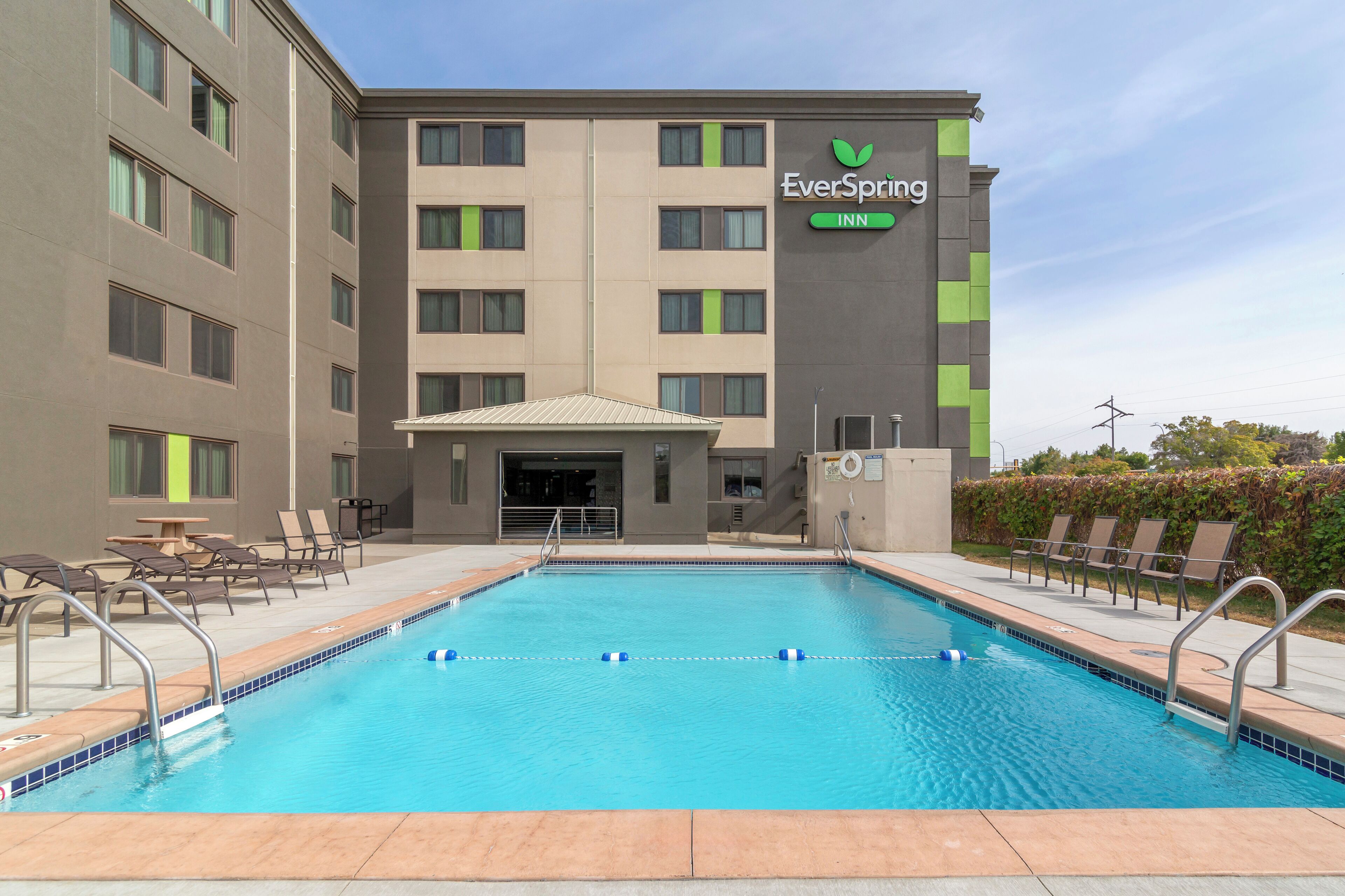 seasonal outdoor pool, pool loungers