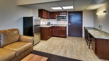 Suite Deluxe, 1 grand lit | Coin cuisine privé | Mini réfrigérateur, micro-ondes