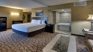 Escritorio, espacio para trabajar con laptop y cortinas blackout