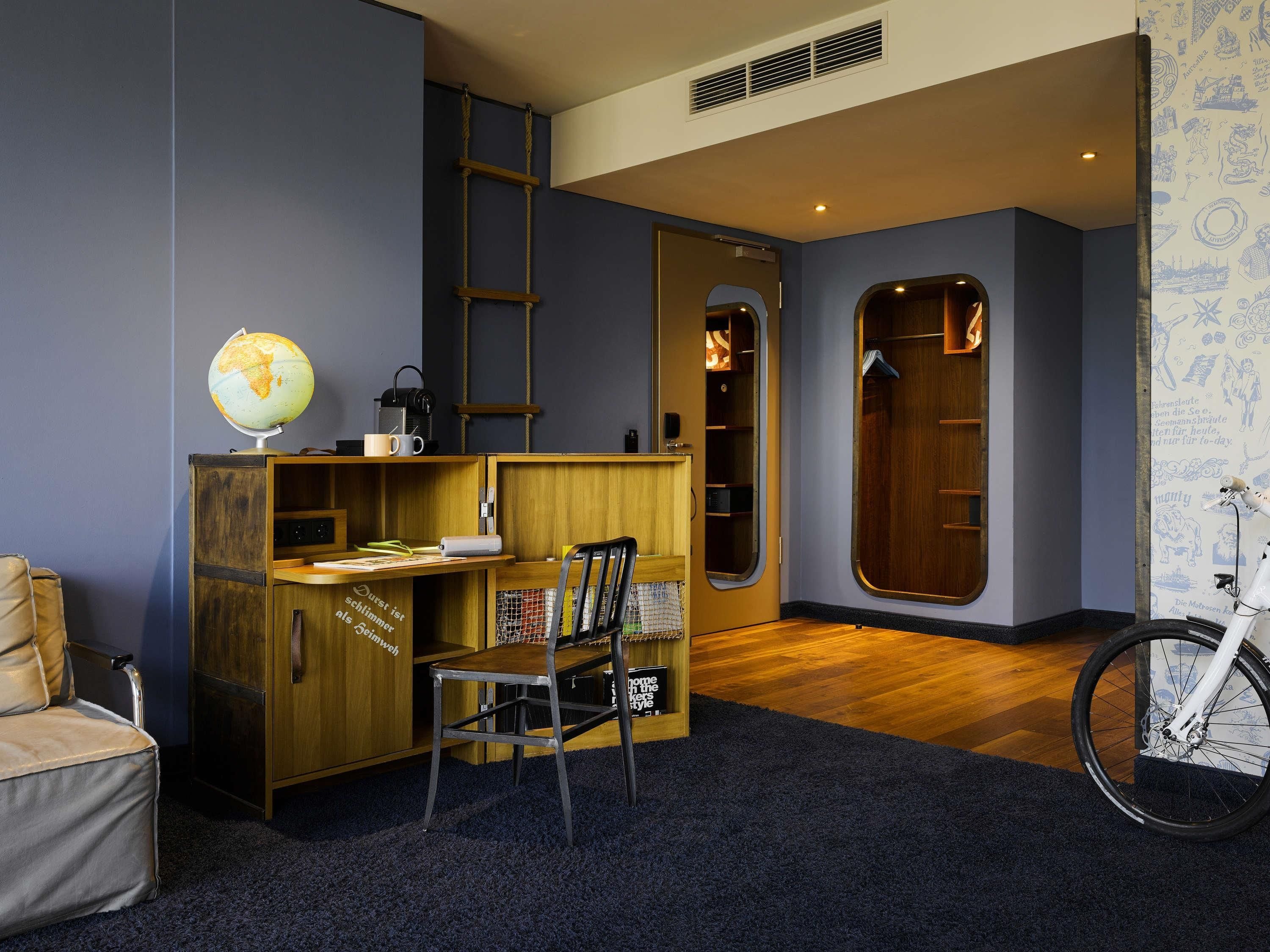 Una habitación pequeña con escritorio, silla y una bicicleta.