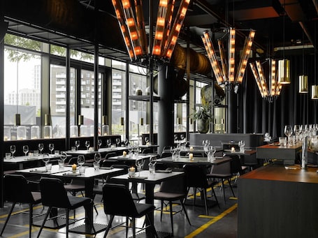 Se sirven desayunos, almuerzos, cenas y cocina local . 25hours Hotel HafenCity