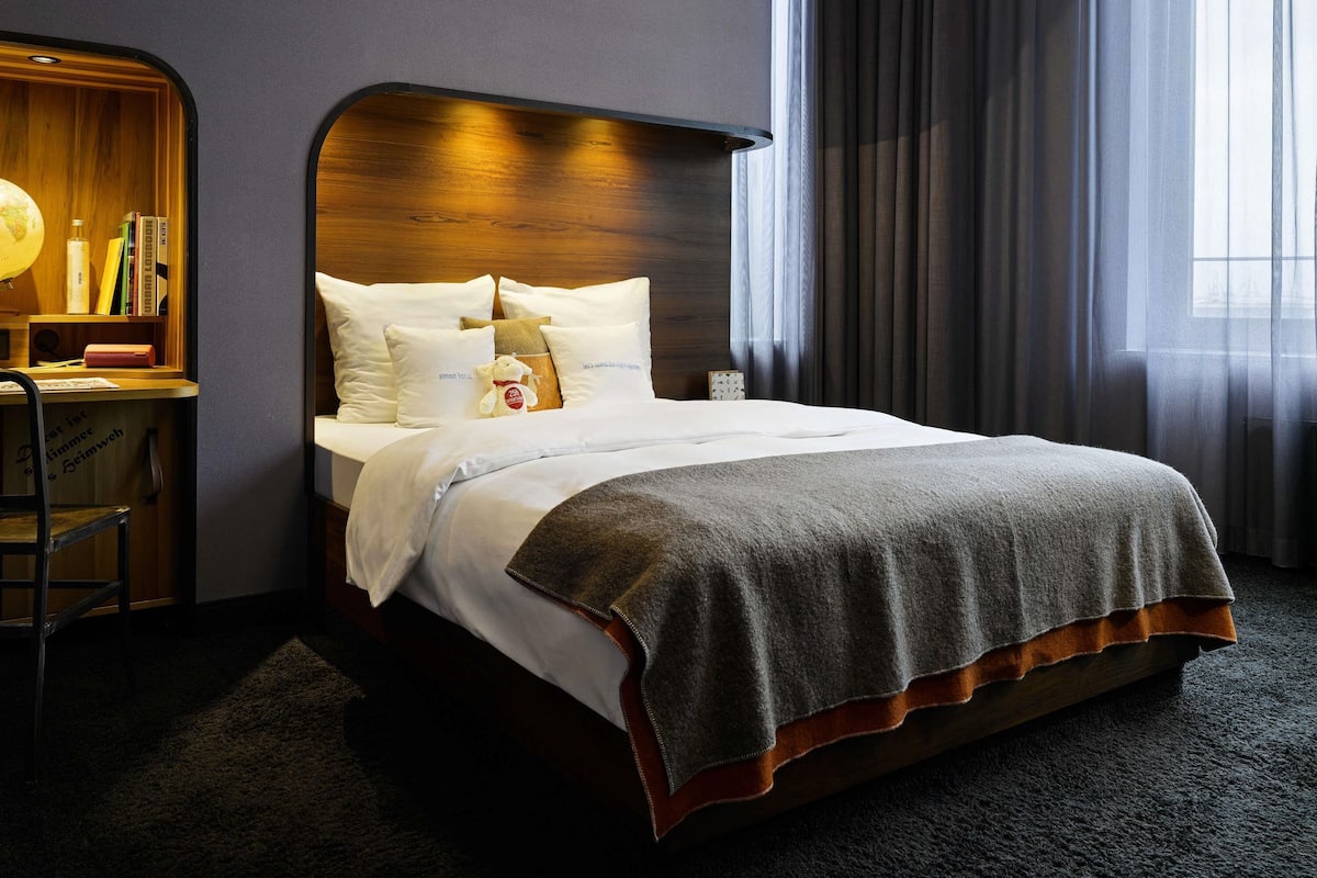 Medium | Ropa de cama de alta calidad, edredón y artículos del minibar gratis