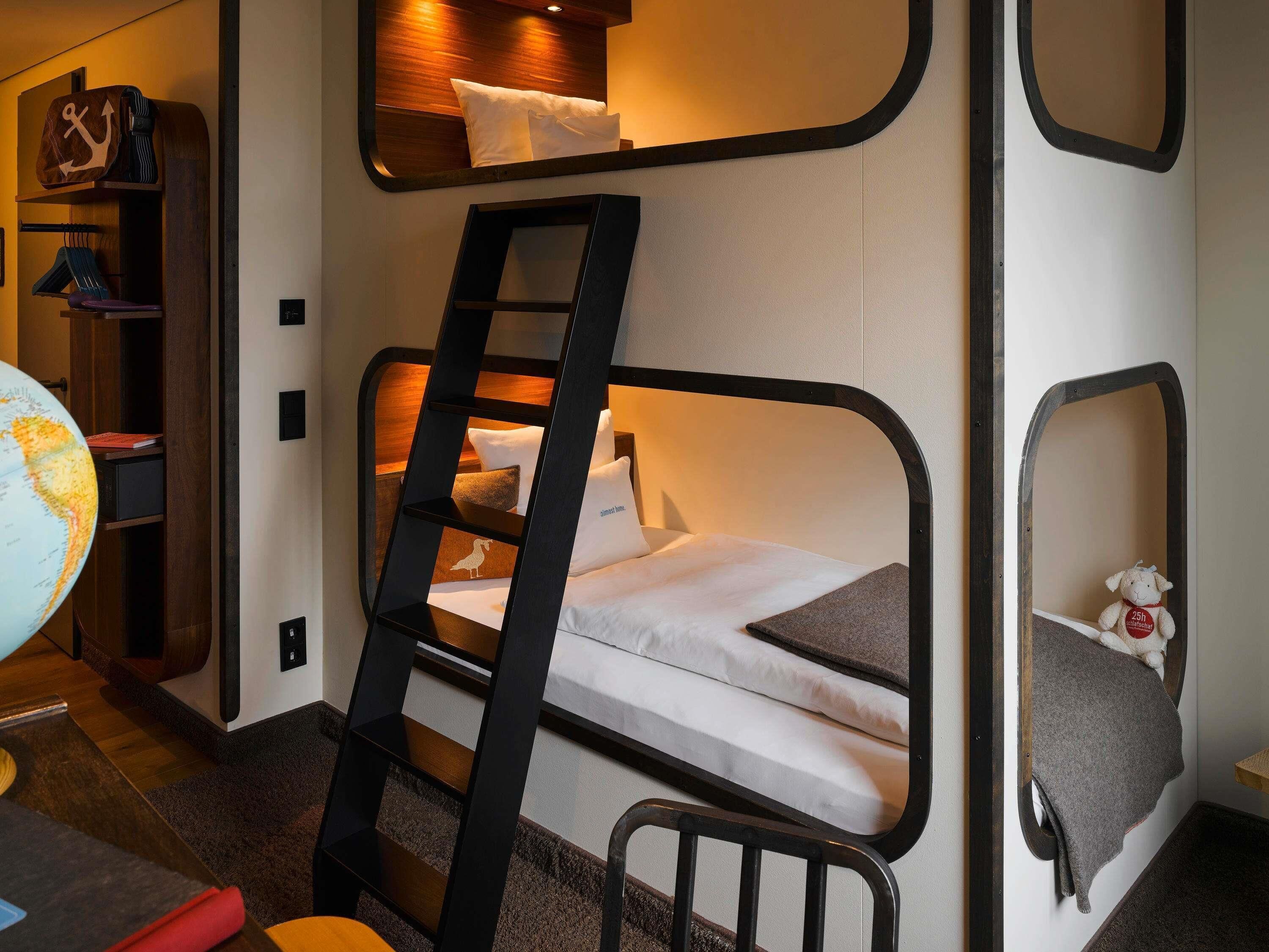 Medium Bunk Bed | เครื่องนอนระดับพรีเมียม, ผ้านวมขนเป็ด, มินิบาร์ฟรี, ตู้นิรภัยในห้องพัก