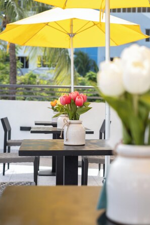 Outdoor dining - The Cove by Renzzi (Miami Beach)