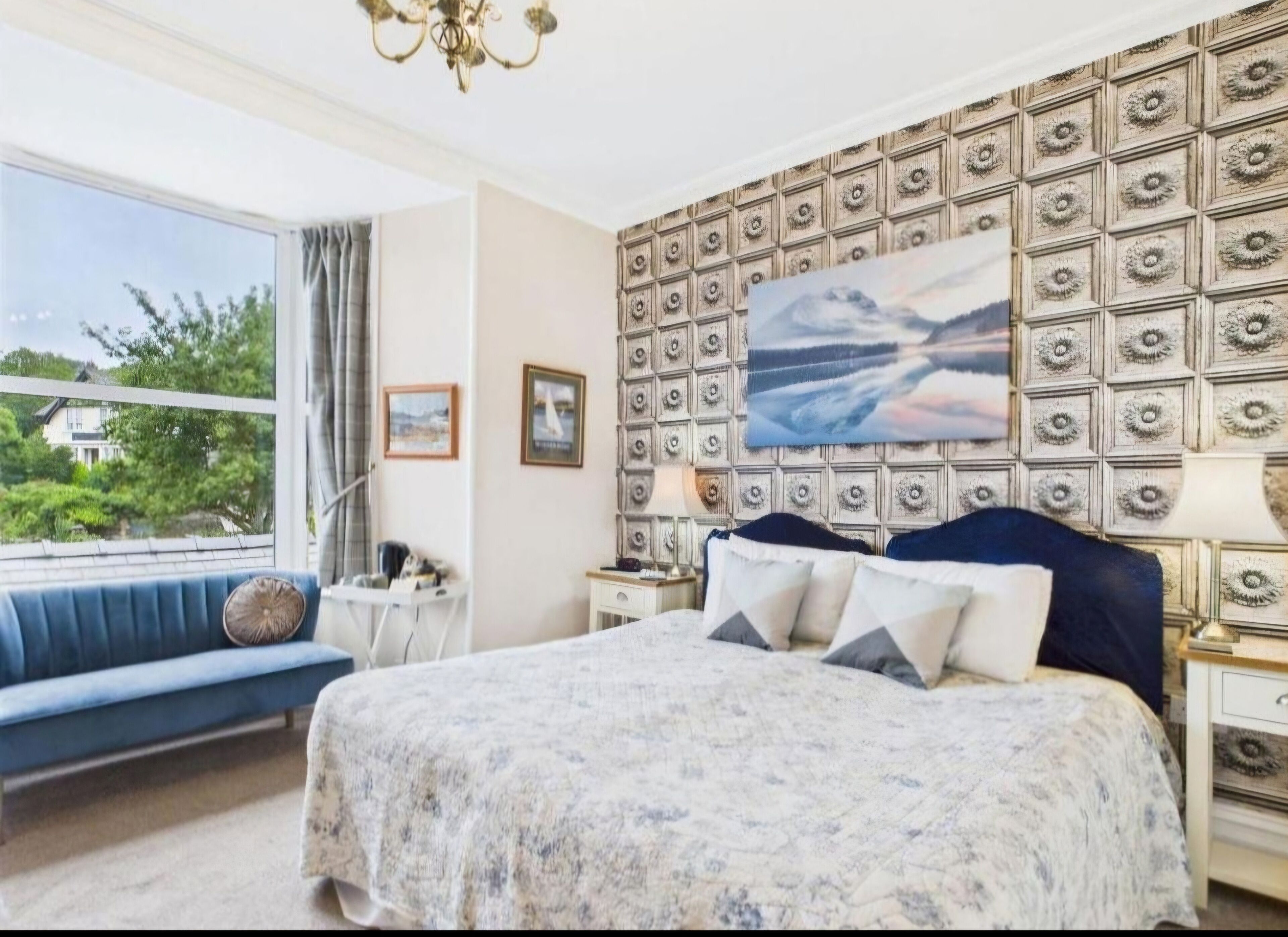 1 غرفة نوم وأغطية فراش متميزة وبديكورات فريدة لكل غرفة