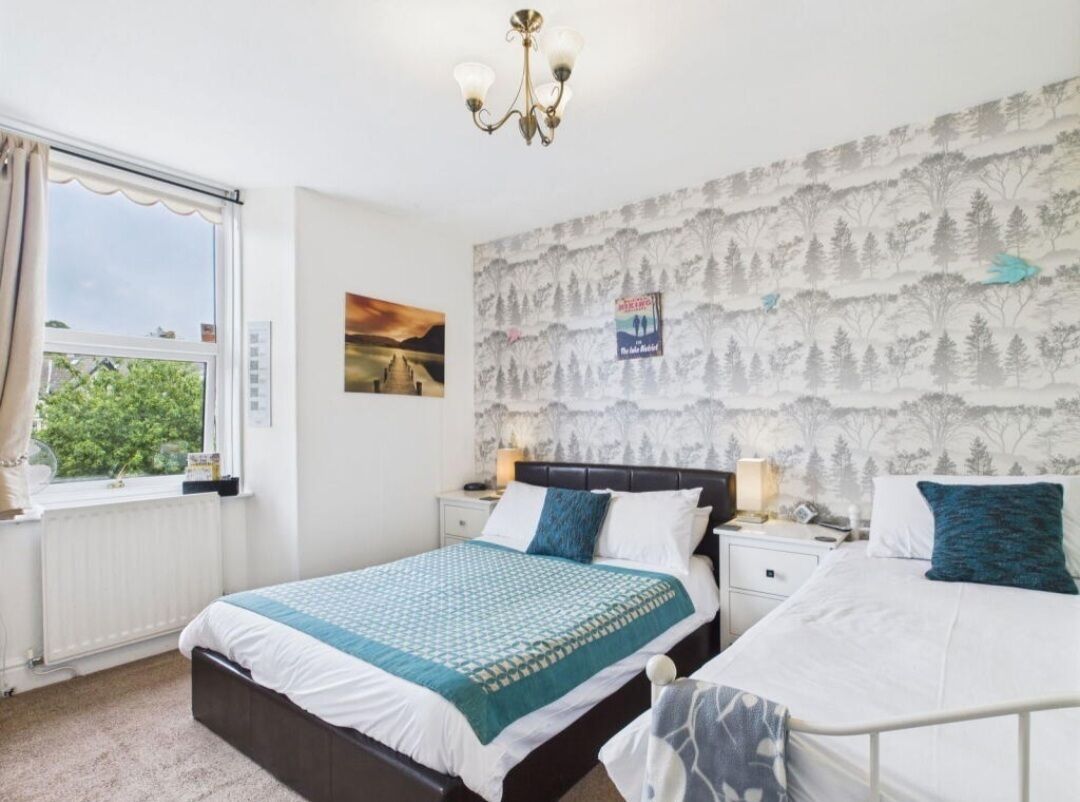 1 غرفة نوم وأغطية فراش متميزة وبديكورات فريدة لكل غرفة