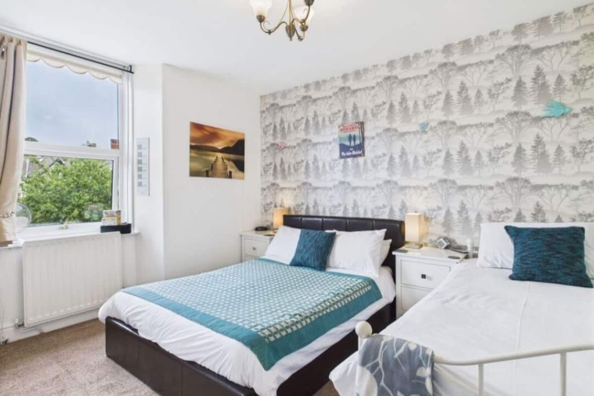 1 غرفة نوم وأغطية فراش متميزة وبديكورات فريدة لكل غرفة