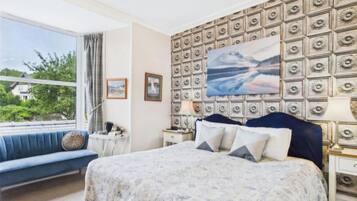 Dobbelt- eller tomannsrom, 1. etasje | 1 soverom, sengetøy av topp kvalitet og skrivebord for bærbar PC