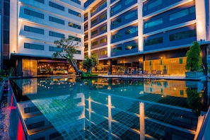 Una piscina al aire libre, sombrillas
