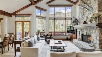 Télévision, cheminée