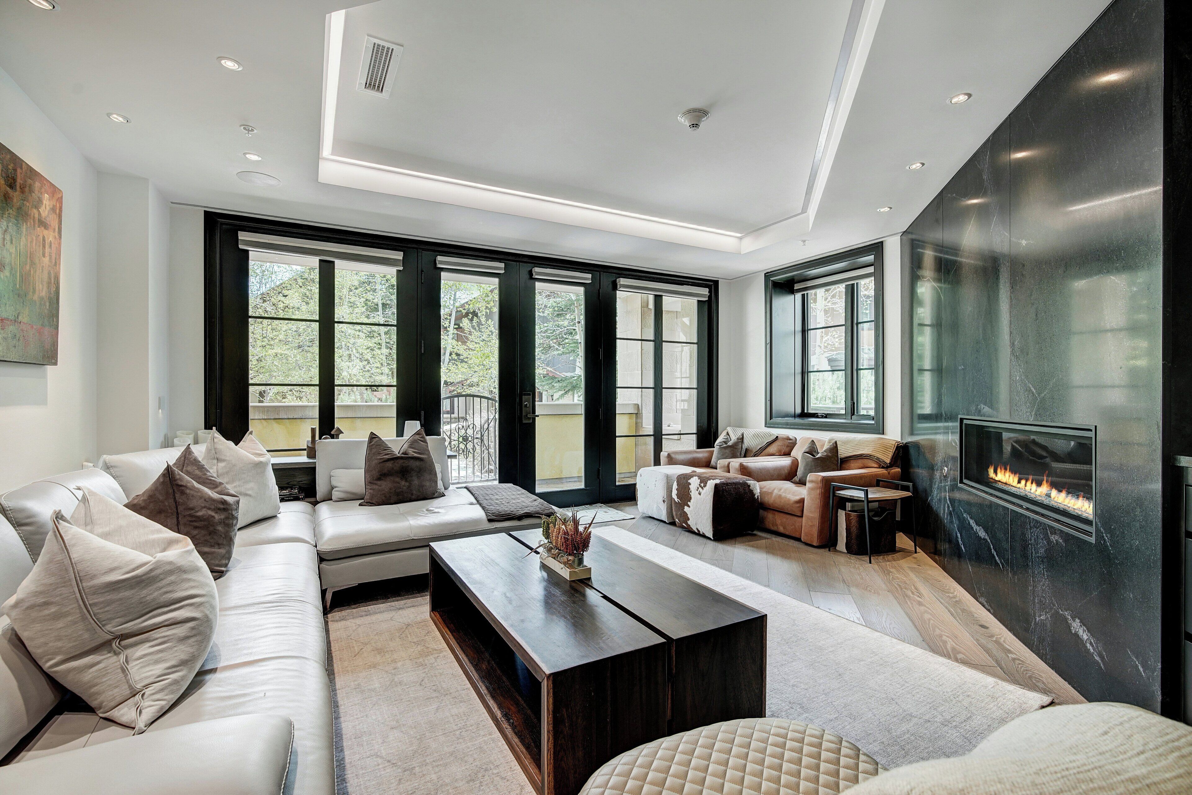 Rom, 3 soverom (Plus Den Residence) | Oppholdsområde | TV og peis