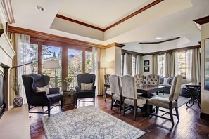 Zimmer, 2 Schlafzimmer, Talblick (Residence) | Wohnzimmer