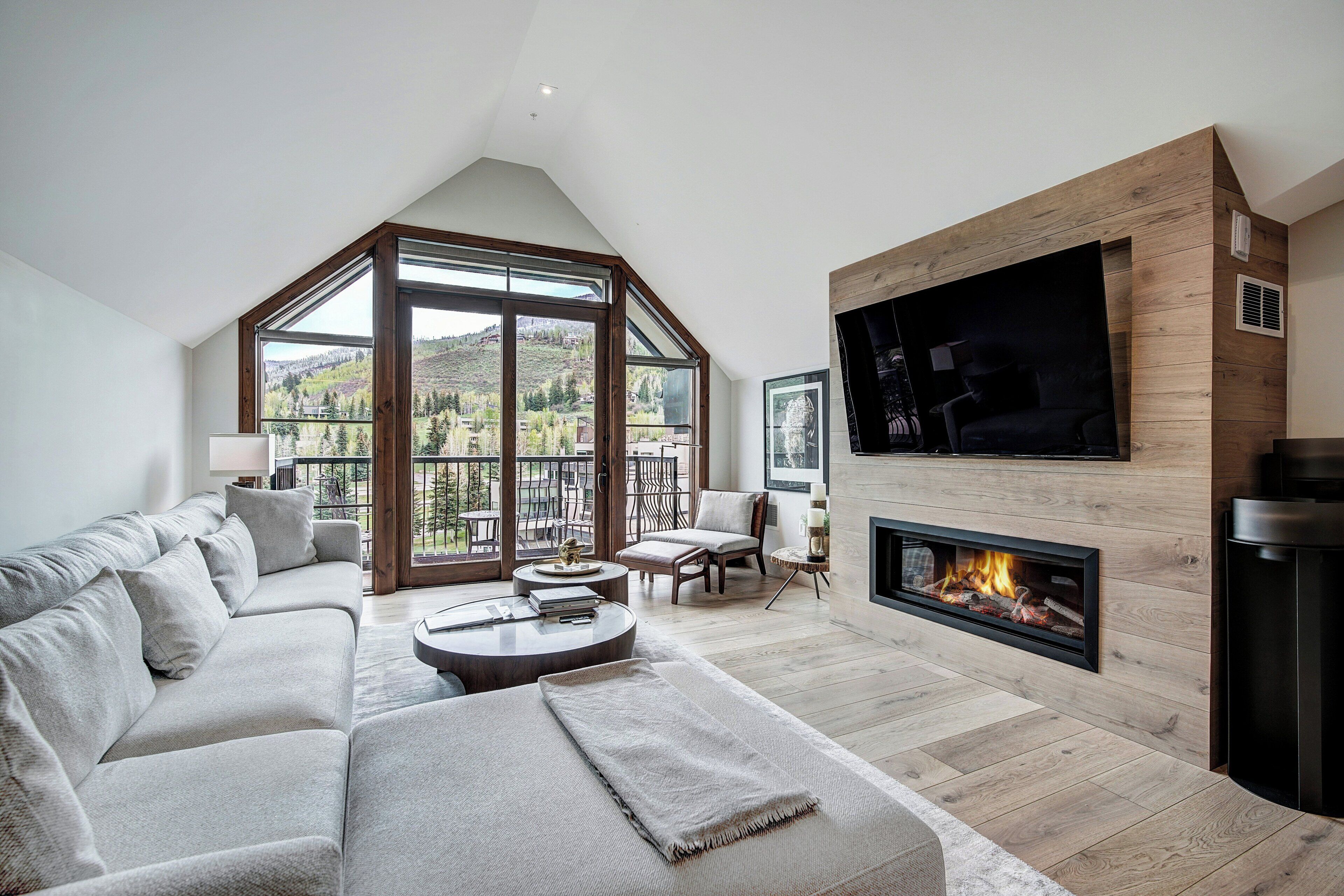 TV, fireplace