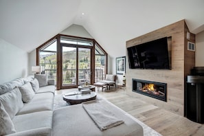 TV, fireplace - Legendary Lodging at the Ritz Carlton Residences Vail (Vail)