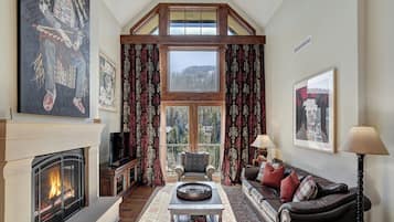 Zimmer, 4Â Schlafzimmer, Bergblick (Residence) | Wohnzimmer | Fernseher, Kamin