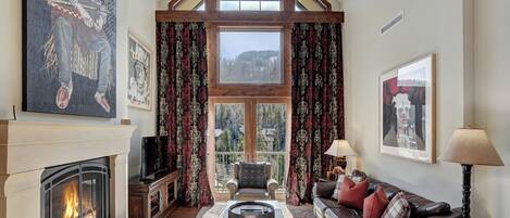 Room, 4 Bedrooms, Mountain View (Residence) | Living room | TV, fireplace