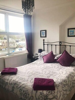Iron/ironing board, WiFi, bed sheets - Bridgeside Guest House (Looe)